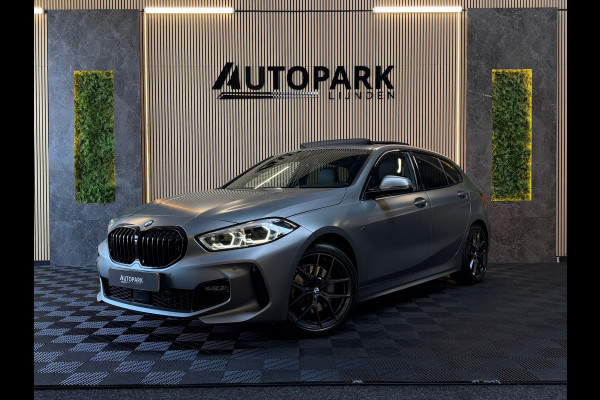 BMW 1-serie 118i High Executive M-SPORT|PANO|HARMAN KARDON|KEYLESS|FABRIEKSGARANTIE|CARPLAY|CAMERA|AMBIENT|DEALER ONDERHOUDEN|VOL!