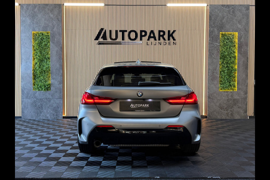 BMW 1-serie 118i High Executive M-SPORT|PANO|HARMAN KARDON|KEYLESS|FABRIEKSGARANTIE|CARPLAY|CAMERA|AMBIENT|DEALER ONDERHOUDEN|VOL!
