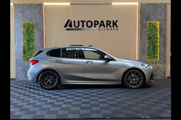 BMW 1-serie 118i High Executive M-SPORT|PANO|HARMAN KARDON|KEYLESS|FABRIEKSGARANTIE|CARPLAY|CAMERA|AMBIENT|DEALER ONDERHOUDEN|VOL!