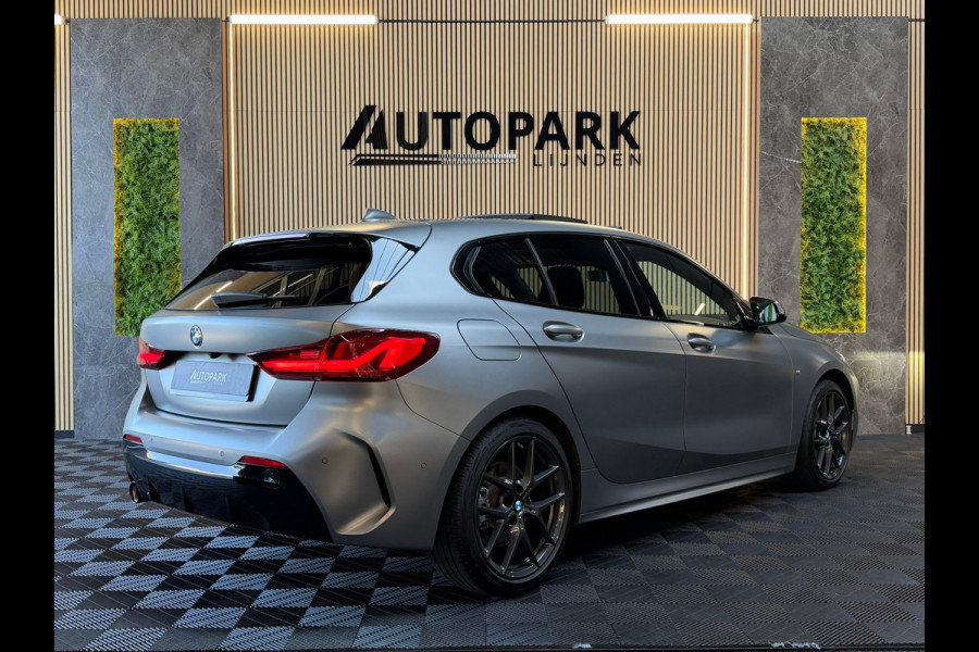BMW 1-serie 118i High Executive M-SPORT|PANO|HARMAN KARDON|KEYLESS|FABRIEKSGARANTIE|CARPLAY|CAMERA|AMBIENT|DEALER ONDERHOUDEN|VOL!
