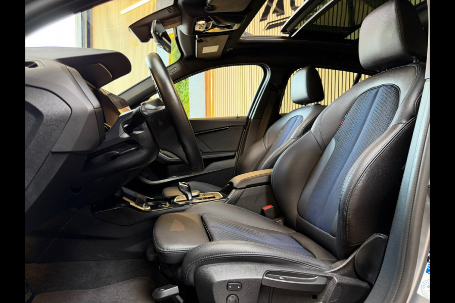BMW 1-serie 118i High Executive M-SPORT|PANO|HARMAN KARDON|KEYLESS|FABRIEKSGARANTIE|CARPLAY|CAMERA|AMBIENT|DEALER ONDERHOUDEN|VOL!
