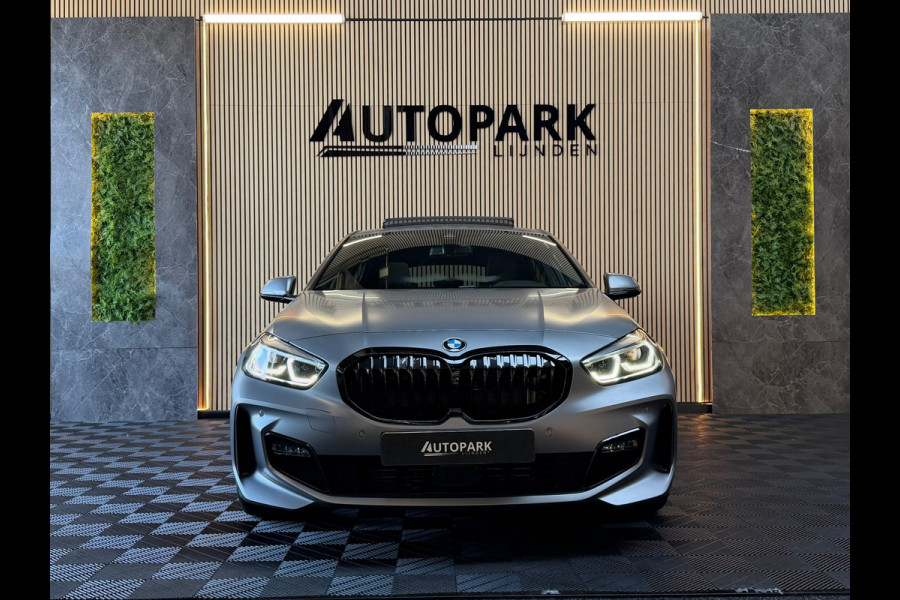 BMW 1-serie 118i High Executive M-SPORT|PANO|HARMAN KARDON|KEYLESS|FABRIEKSGARANTIE|CARPLAY|CAMERA|AMBIENT|DEALER ONDERHOUDEN|VOL!
