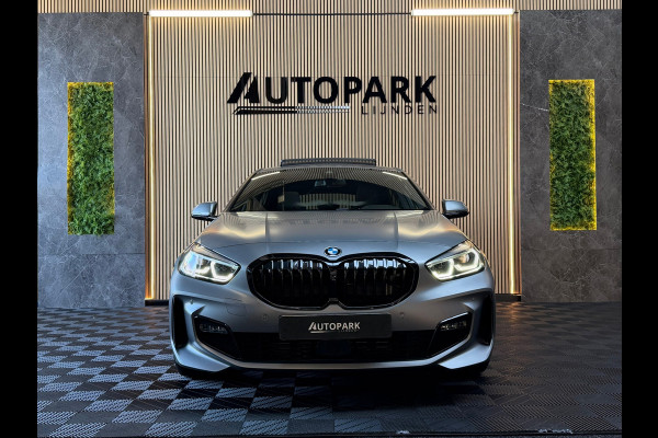 BMW 1-serie 118i High Executive M-SPORT|PANO|HARMAN KARDON|KEYLESS|FABRIEKSGARANTIE|CARPLAY|CAMERA|AMBIENT|DEALER ONDERHOUDEN|VOL!
