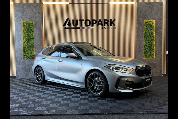 BMW 1-serie 118i High Executive M-SPORT|PANO|HARMAN KARDON|KEYLESS|FABRIEKSGARANTIE|CARPLAY|CAMERA|AMBIENT|DEALER ONDERHOUDEN|VOL!