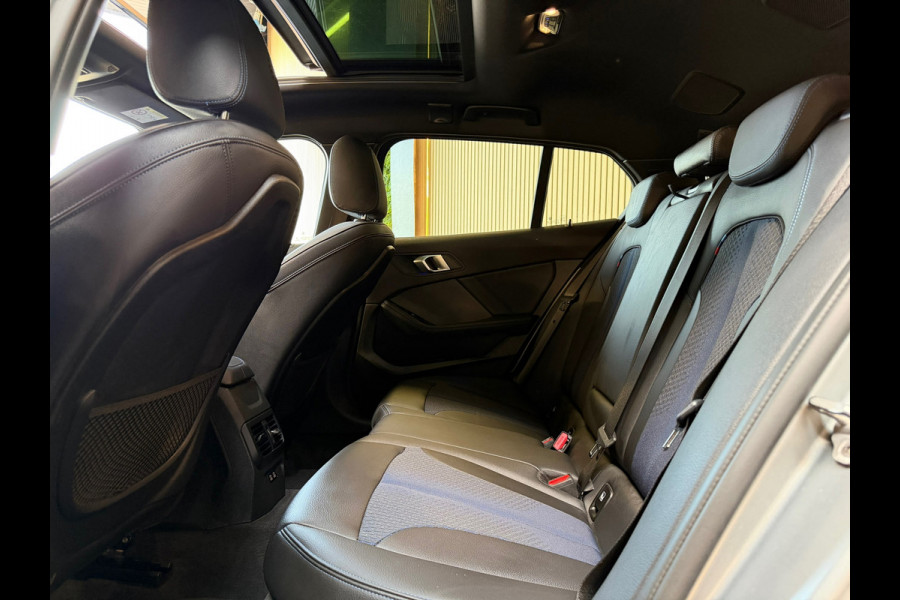 BMW 1-serie 118i High Executive M-SPORT|PANO|HARMAN KARDON|KEYLESS|FABRIEKSGARANTIE|CARPLAY|CAMERA|AMBIENT|DEALER ONDERHOUDEN|VOL!