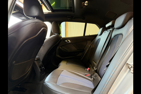 BMW 1-serie 118i High Executive M-SPORT|PANO|HARMAN KARDON|KEYLESS|FABRIEKSGARANTIE|CARPLAY|CAMERA|AMBIENT|DEALER ONDERHOUDEN|VOL!