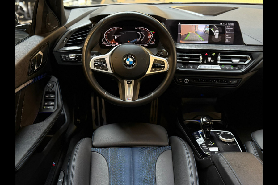 BMW 1-serie 118i High Executive M-SPORT|PANO|HARMAN KARDON|KEYLESS|FABRIEKSGARANTIE|CARPLAY|CAMERA|AMBIENT|DEALER ONDERHOUDEN|VOL!