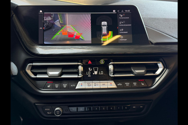 BMW 1-serie 118i High Executive M-SPORT|PANO|HARMAN KARDON|KEYLESS|FABRIEKSGARANTIE|CARPLAY|CAMERA|AMBIENT|DEALER ONDERHOUDEN|VOL!