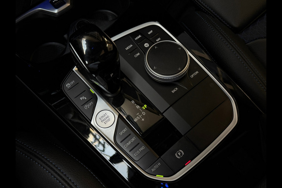 BMW 1-serie 118i High Executive M-SPORT|PANO|HARMAN KARDON|KEYLESS|FABRIEKSGARANTIE|CARPLAY|CAMERA|AMBIENT|DEALER ONDERHOUDEN|VOL!