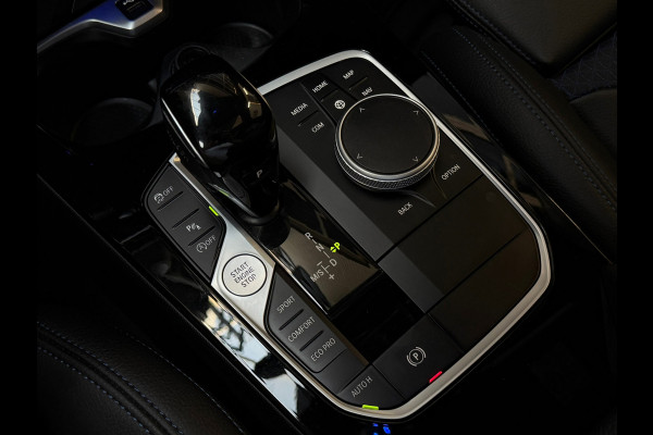 BMW 1-serie 118i High Executive M-SPORT|PANO|HARMAN KARDON|KEYLESS|FABRIEKSGARANTIE|CARPLAY|CAMERA|AMBIENT|DEALER ONDERHOUDEN|VOL!