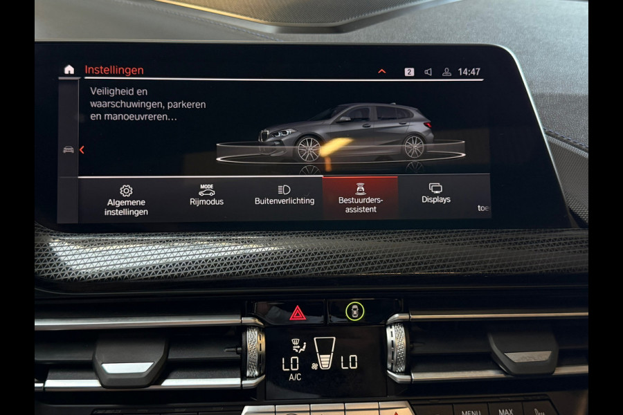BMW 1-serie 118i High Executive M-SPORT|PANO|HARMAN KARDON|KEYLESS|FABRIEKSGARANTIE|CARPLAY|CAMERA|AMBIENT|DEALER ONDERHOUDEN|VOL!