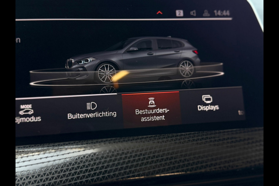 BMW 1-serie 118i High Executive M-SPORT|PANO|HARMAN KARDON|KEYLESS|FABRIEKSGARANTIE|CARPLAY|CAMERA|AMBIENT|DEALER ONDERHOUDEN|VOL!