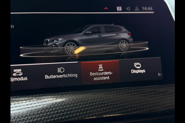BMW 1-serie 118i High Executive M-SPORT|PANO|HARMAN KARDON|KEYLESS|FABRIEKSGARANTIE|CARPLAY|CAMERA|AMBIENT|DEALER ONDERHOUDEN|VOL!