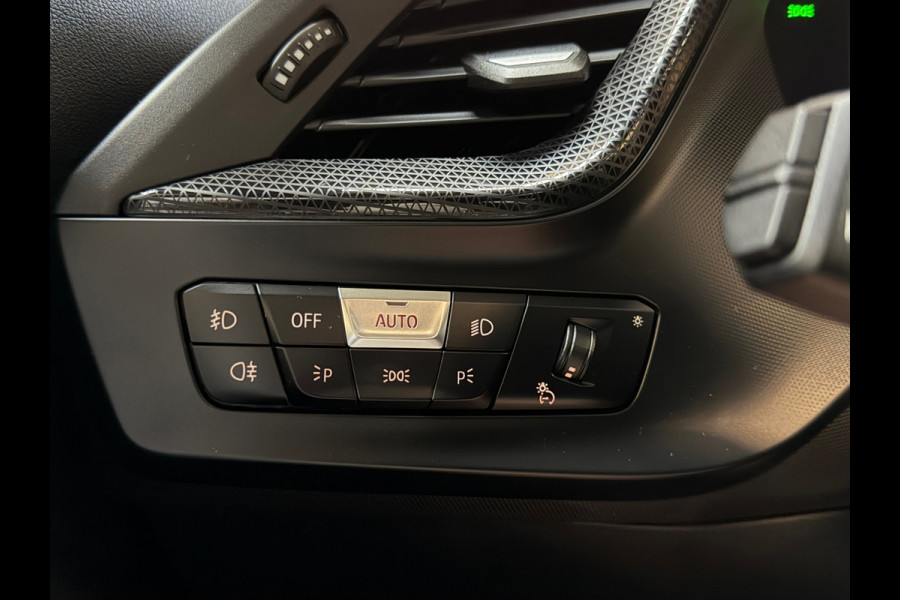 BMW 1-serie 118i High Executive M-SPORT|PANO|HARMAN KARDON|KEYLESS|FABRIEKSGARANTIE|CARPLAY|CAMERA|AMBIENT|DEALER ONDERHOUDEN|VOL!