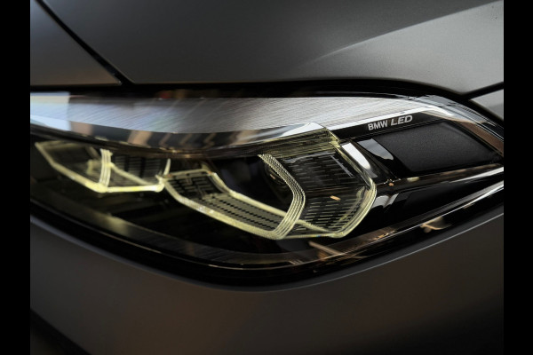 BMW 1-serie 118i High Executive M-SPORT|PANO|HARMAN KARDON|KEYLESS|FABRIEKSGARANTIE|CARPLAY|CAMERA|AMBIENT|DEALER ONDERHOUDEN|VOL!