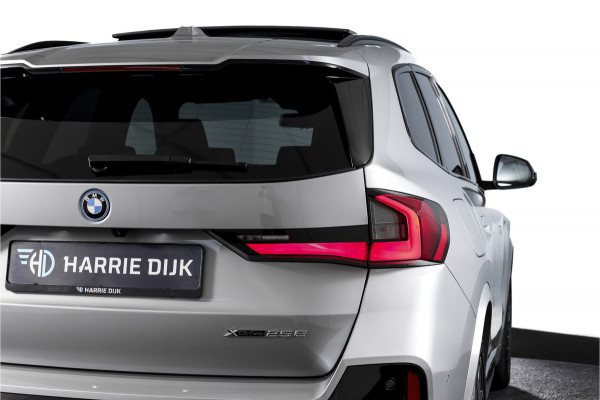 BMW X1 xDrive25e 245 PK | M-Sport | Premium Pack | S/K-Panodak | Elek. Trekhaak | Dig. Cockpit | Cruise | Stoelverw. | PDC | Camera | NAV+App. Connect | ECC | Elek. Klep | LM 19" | 2882