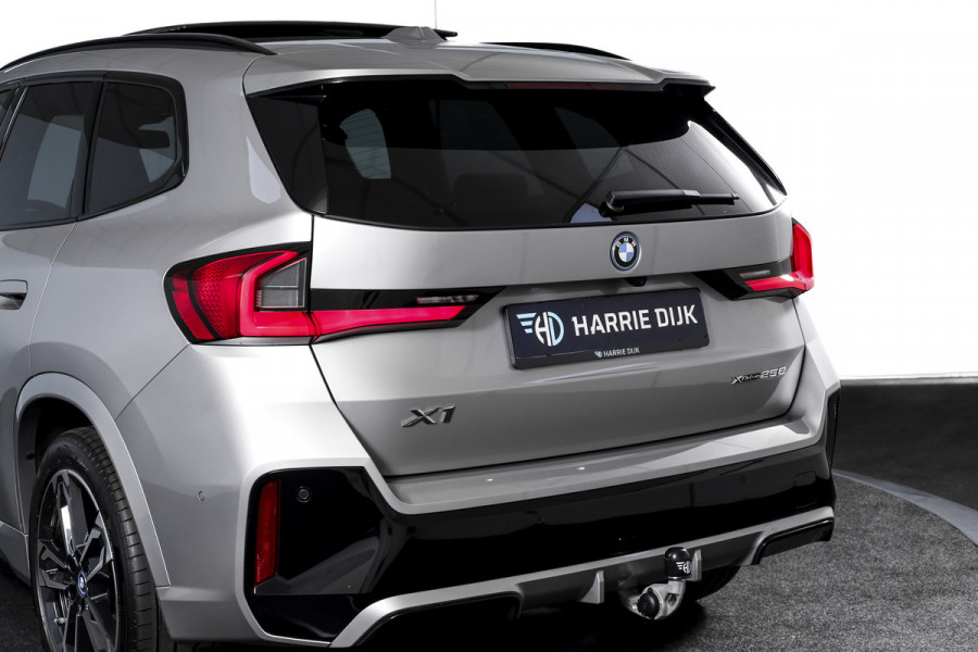 BMW X1 xDrive25e 245 PK | M-Sport | Premium Pack | S/K-Panodak | Elek. Trekhaak | Dig. Cockpit | Cruise | Stoelverw. | PDC | Camera | NAV+App. Connect | ECC | Elek. Klep | LM 19" | 2882