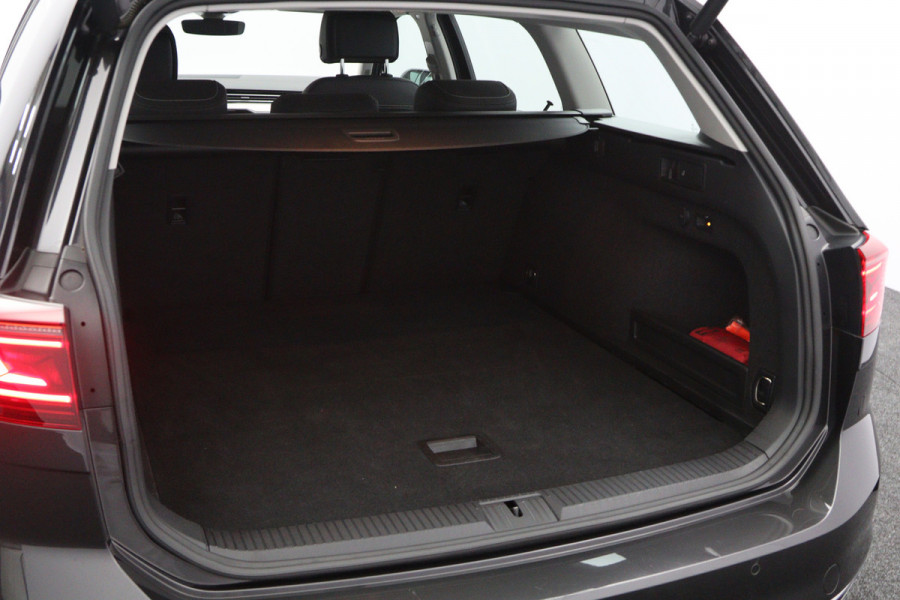 Volkswagen Passat Variant 1.5 TSI 150 PK Automaat R-Line Elegance, Trekhaak, Matrix-LED, Carplay