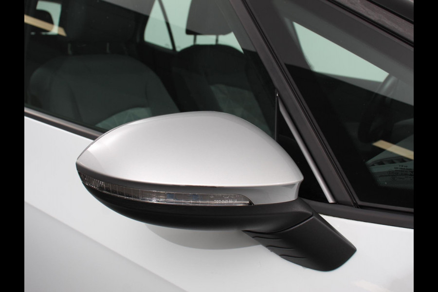 Volkswagen ID.3 First 58 kWh Navigatie Apple Carplay/Android Auto Adaptive Cruise Control Parkeersensoren Stoel- en stuurverwarming Lichtmetalen velgen Climate Control
