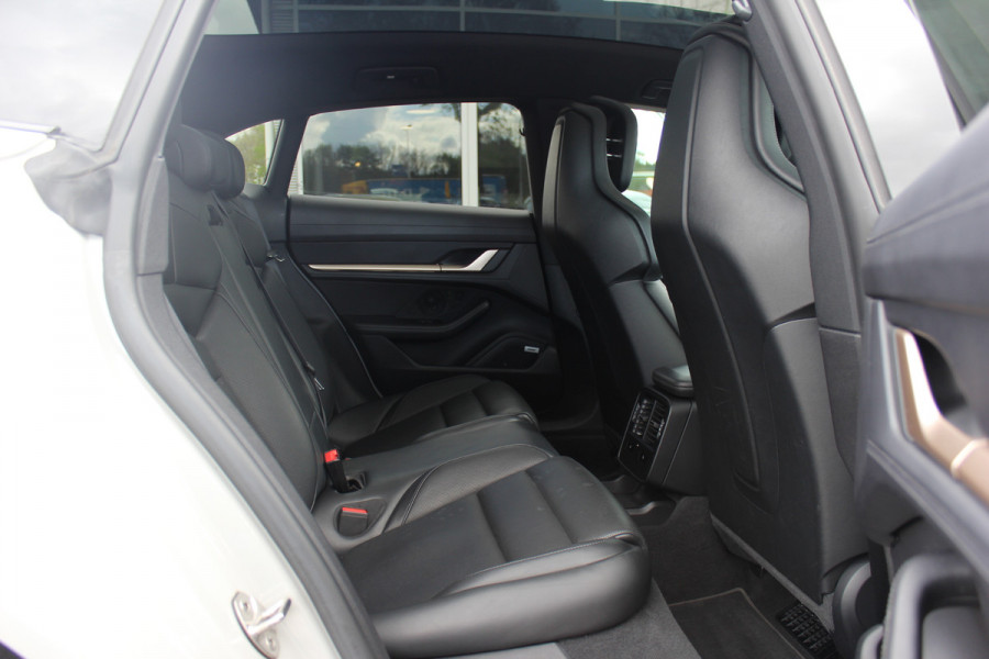 Porsche Taycan Cross Turismo 4 93 kWh / SoH 92,2% / Panoramadak / 360Camera / Passenger Display / Adaptieve Stoelen / Luchtvering / 21'' / Bose / Keyless / Sportchrono / Stoelventilatie / Stoelverwarming 4x / DAB / Cruise Control