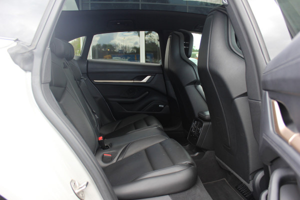 Porsche Taycan Cross Turismo 4 93 kWh / SoH 92,2% / Panoramadak / 360Camera / Passenger Display / Adaptieve Stoelen / Luchtvering / 21'' / Bose / Keyless / Sportchrono / Stoelventilatie / Stoelverwarming 4x / DAB / Cruise Control