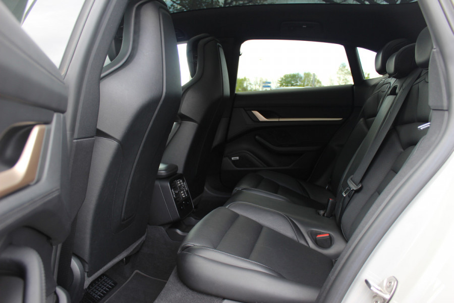 Porsche Taycan Cross Turismo 4 93 kWh / SoH 92,2% / Panoramadak / 360Camera / Passenger Display / Adaptieve Stoelen / Luchtvering / 21'' / Bose / Keyless / Sportchrono / Stoelventilatie / Stoelverwarming 4x / DAB / Cruise Control