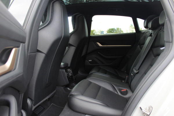 Porsche Taycan Cross Turismo 4 93 kWh / SoH 92,2% / Panoramadak / 360Camera / Passenger Display / Adaptieve Stoelen / Luchtvering / 21'' / Bose / Keyless / Sportchrono / Stoelventilatie / Stoelverwarming 4x / DAB / Cruise Control