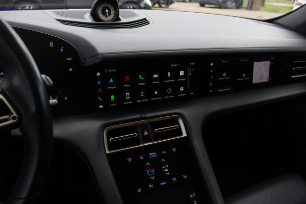 Porsche Taycan Cross Turismo 4 93 kWh / SoH 92,2% / Panoramadak / 360Camera / Passenger Display / Adaptieve Stoelen / Luchtvering / 21'' / Bose / Keyless / Sportchrono / Stoelventilatie / Stoelverwarming 4x / DAB / Cruise Control