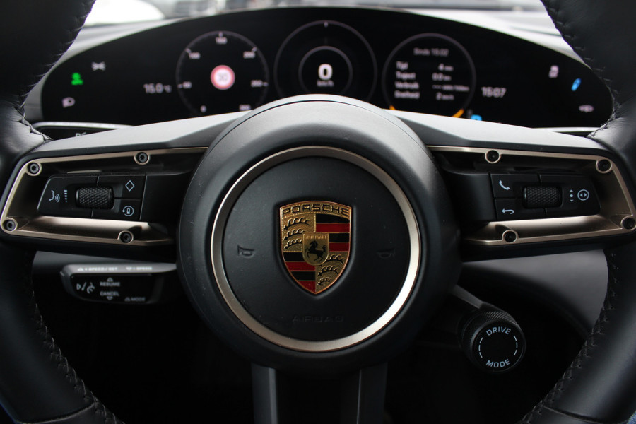Porsche Taycan Cross Turismo 4 93 kWh / SoH 92,2% / Panoramadak / 360Camera / Passenger Display / Adaptieve Stoelen / Luchtvering / 21'' / Bose / Keyless / Sportchrono / Stoelventilatie / Stoelverwarming 4x / DAB / Cruise Control