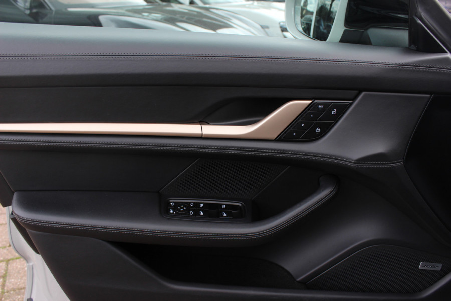 Porsche Taycan Cross Turismo 4 93 kWh / SoH 92,2% / Panoramadak / 360Camera / Passenger Display / Adaptieve Stoelen / Luchtvering / 21'' / Bose / Keyless / Sportchrono / Stoelventilatie / Stoelverwarming 4x / DAB / Cruise Control