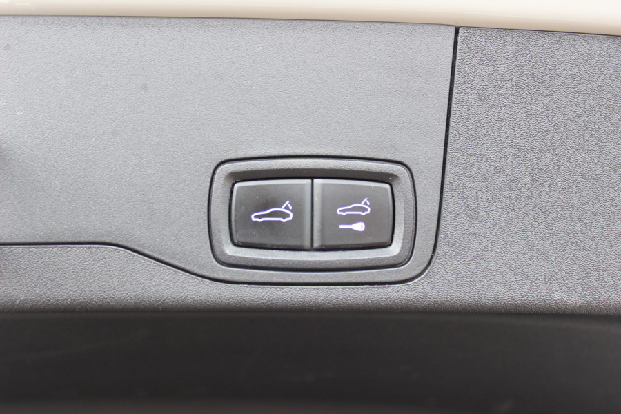 Porsche Taycan Cross Turismo 4 93 kWh / SoH 92,2% / Panoramadak / 360Camera / Passenger Display / Adaptieve Stoelen / Luchtvering / 21'' / Bose / Keyless / Sportchrono / Stoelventilatie / Stoelverwarming 4x / DAB / Cruise Control