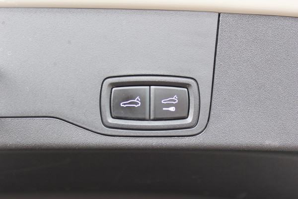 Porsche Taycan Cross Turismo 4 93 kWh / SoH 92,2% / Panoramadak / 360Camera / Passenger Display / Adaptieve Stoelen / Luchtvering / 21'' / Bose / Keyless / Sportchrono / Stoelventilatie / Stoelverwarming 4x / DAB / Cruise Control