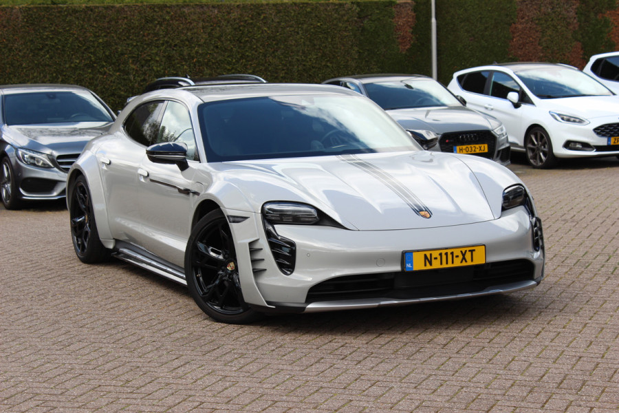 Porsche Taycan Cross Turismo 4 93 kWh / SoH 92,2% / Panoramadak / 360Camera / Passenger Display / Adaptieve Stoelen / Luchtvering / 21'' / Bose / Keyless / Sportchrono / Stoelventilatie / Stoelverwarming 4x / DAB / Cruise Control