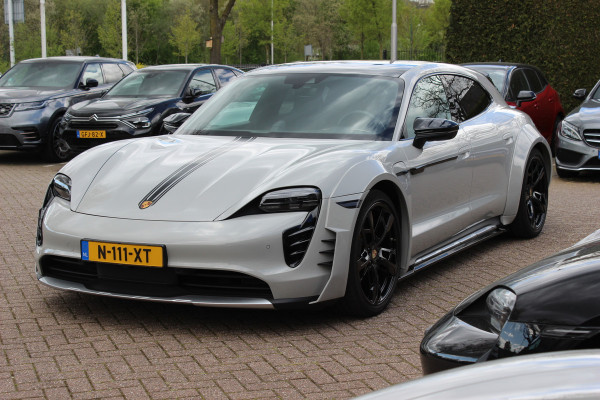 Porsche Taycan Cross Turismo 4 93 kWh / SoH 92,2% / Panoramadak / 360Camera / Passenger Display / Adaptieve Stoelen / Luchtvering / 21'' / Bose / Keyless / Sportchrono / Stoelventilatie / Stoelverwarming 4x / DAB / Cruise Control