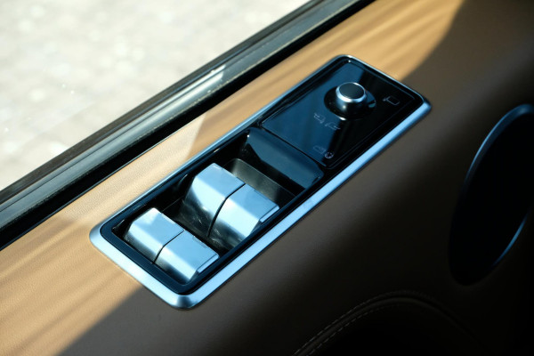 Land Rover Range Rover P400e Autobiography 404 PK | Meridan audio | Panoramadak | Stoelmassage | Head-Up | Adaptive cruise | Lounge stoelen | Luchtvering |