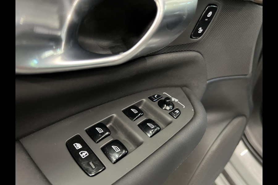 Volvo XC90 2.0 T8 Plug-in hybrid AWD Plus Dark 7 persoons Navigatie Apple Carplay/Android Auto 360 Camera Parkeersensoren Adaptive Cruise Control Full LED Stoel- en stuurverwarming Memory stoelen Climate Control Lichtmetalen velgen