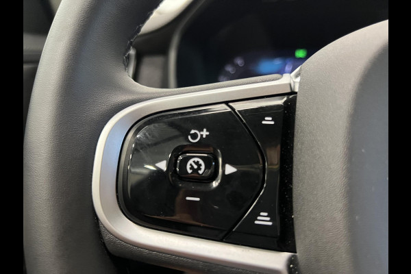 Volvo XC90 2.0 T8 Plug-in hybrid AWD Plus Dark 7 persoons Navigatie Apple Carplay/Android Auto 360 Camera Parkeersensoren Adaptive Cruise Control Full LED Stoel- en stuurverwarming Memory stoelen Climate Control Lichtmetalen velgen