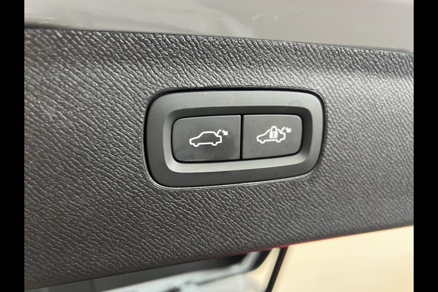 Volvo XC90 2.0 T8 Plug-in hybrid AWD Plus Dark 7 persoons Navigatie Apple Carplay/Android Auto 360 Camera Parkeersensoren Adaptive Cruise Control Full LED Stoel- en stuurverwarming Memory stoelen Climate Control Lichtmetalen velgen