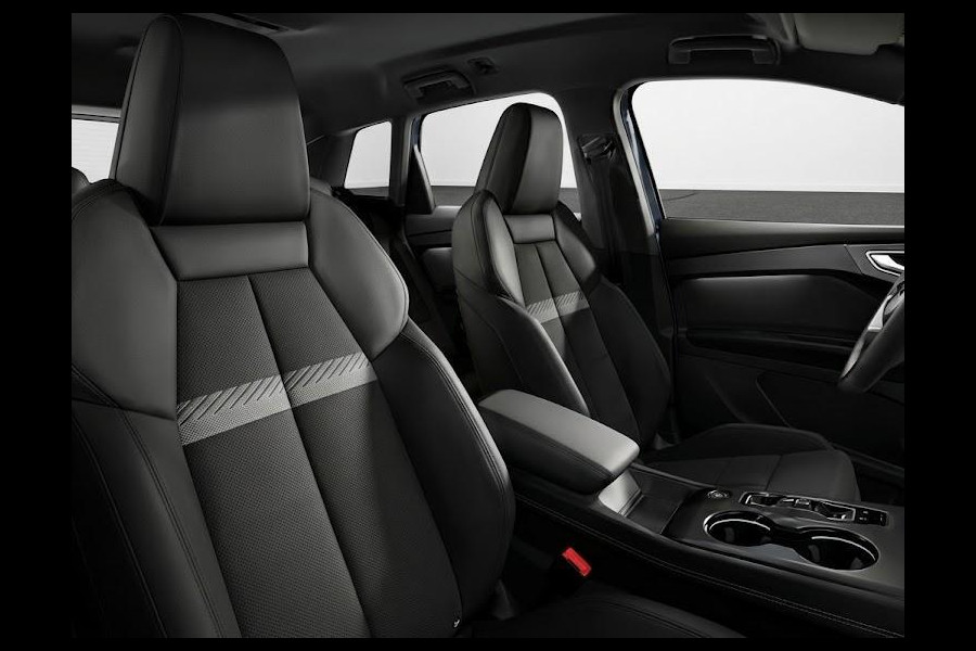 Audi Q4 e-tron Advanced edition 63 kWh 204 pk | Glazen panoramadak | Trekhaak | Techniekpakket plus | Lichtpakket plus |