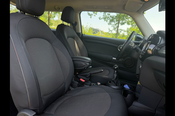MINI 3-deurs 1.5 Cooper 136 pk, starlight bleu metallic, navigatie, keurig nette staat, NL auto met nationale auto pas
