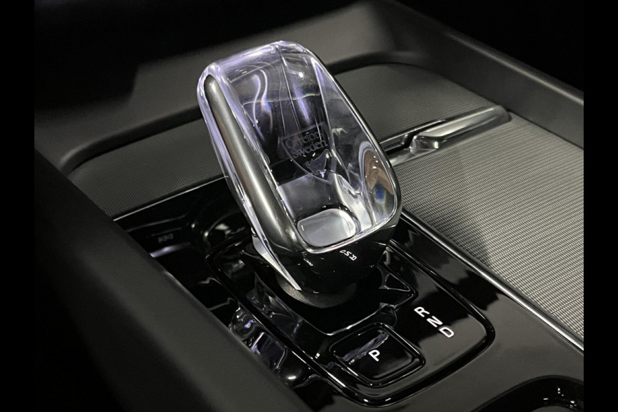 Volvo XC60 2.0 T6 Plug-in hybrid AWD Plus Dark Trekhaak | Open dak | Adaptive cruise control | Stoel-/stuur verwarming | 22"wielen | Carplay | Google