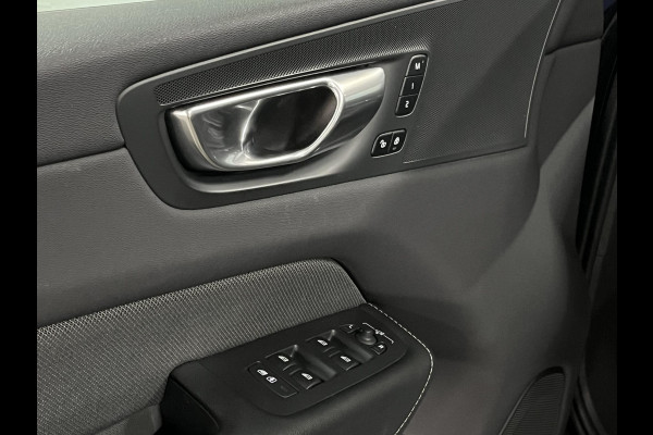 Volvo XC60 2.0 T6 Plug-in hybrid AWD Plus Dark Trekhaak | Open dak | Adaptive cruise control | Stoel-/stuur verwarming | 22"wielen | Carplay | Google