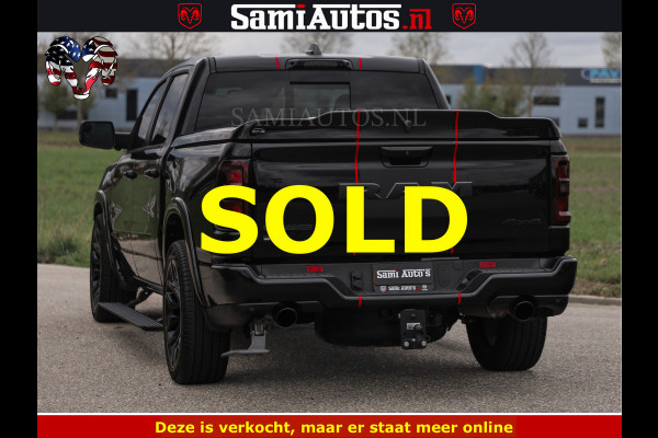 Dodge Ram NIGHT PREMIUM | 426PK | STRIPING | LUCHTVERING | HUD | PANO | 360 CAM | Full Option | LIMITED WHEELS | De Meest Luxe Pick-Up in  Comfortabele Dubbele Cabine met Royale 5 Zitplaatsen | EERSTE EIGENAAR | SMOKE PACK | BOM VOL |
