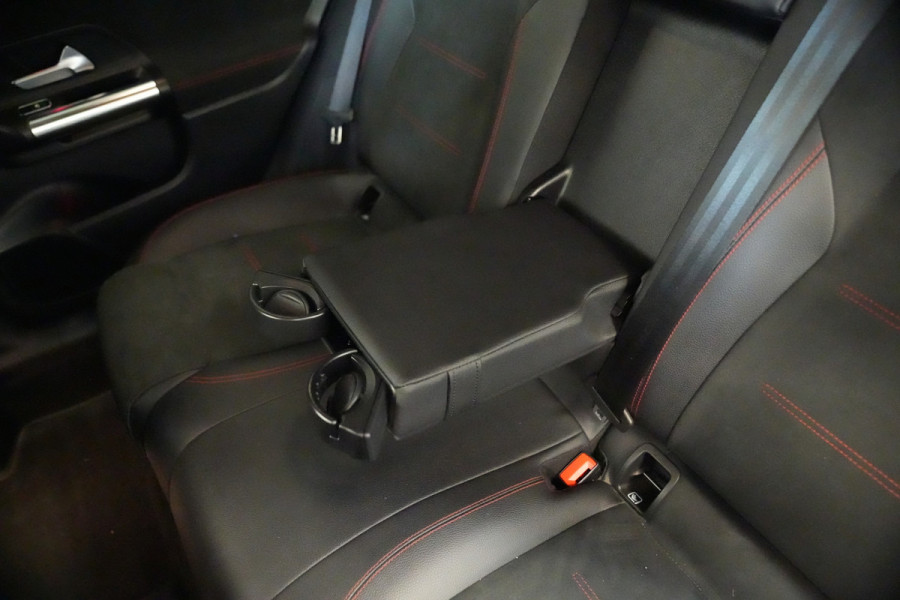 Mercedes-Benz B-Klasse 200 Premium AMG Full-led Navigatie Carbon