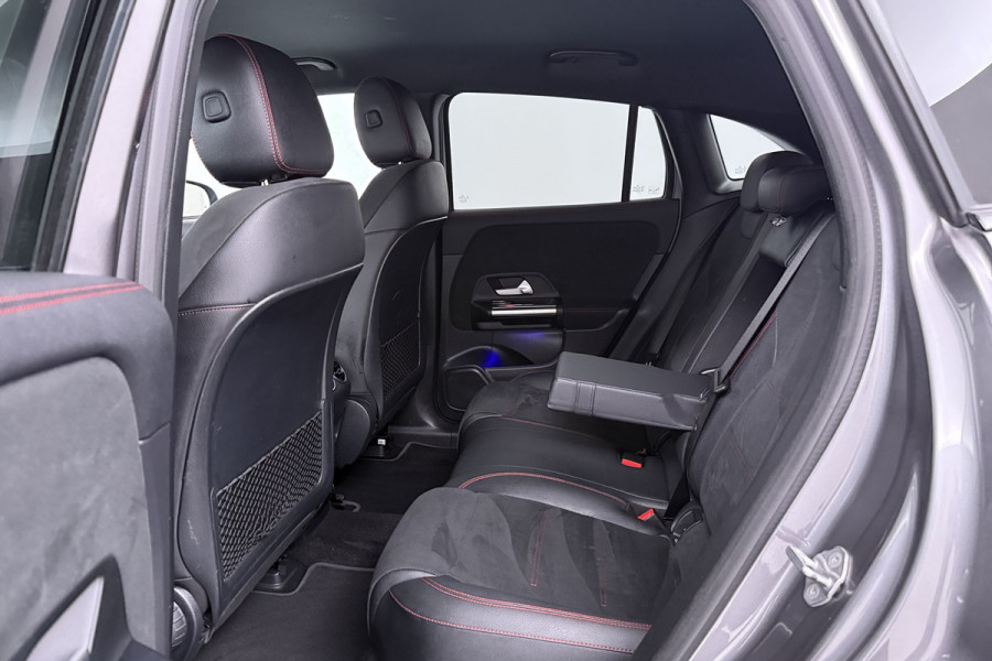 Mercedes-Benz EQA 250 Business Solution AMG 67 kWh (STOELVERWARMING, SFEERVERLICHTING, CAMERA, PARKEERSENSOREN)