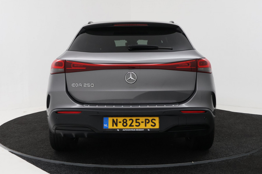 Mercedes-Benz EQA 250 Business Solution AMG 67 kWh (STOELVERWARMING, SFEERVERLICHTING, CAMERA, PARKEERSENSOREN)