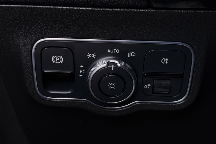 Mercedes-Benz EQA 250 Business Solution AMG 67 kWh (STOELVERWARMING, SFEERVERLICHTING, CAMERA, PARKEERSENSOREN)