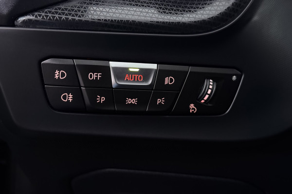 BMW 2 Serie Gran Coupé 218i High Executive (CAMERA, STOELVERWARMING, NAVIGATIE, HUD DISPLAY, DEALER ONDERHOUDEN)