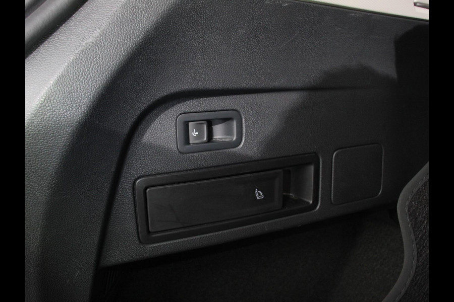 Volkswagen Tiguan Allspace 1.5 TSI Highline All-space 7p. Adaptive cruise control Climate control LED Parkeersensoren Panoramadak Achteruitrijd camera Trekhaak Navigatie Voorstoelen verwarmd Apple Carplay/ Android Auto