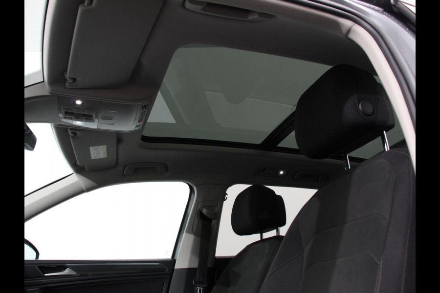 Volkswagen Tiguan Allspace 1.5 TSI Highline All-space 7p. Adaptive cruise control Climate control LED Parkeersensoren Panoramadak Achteruitrijd camera Trekhaak Navigatie Voorstoelen verwarmd Apple Carplay/ Android Auto